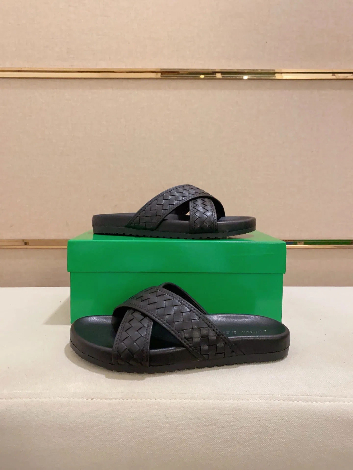 Men's shoes 💰: 320💰[BV~Bottega Veneta] Trendy new slippers are on the market. Same style as the official website. Counter quality [strong][strong][strong] Selected cow patent leather weaving. High-end atmosphere. Very cost-effective. Original wear-resistant rubber outsole. Fine workmanship. The upper layer of materials is used. The quality is visible. Shoe size 38-45.
